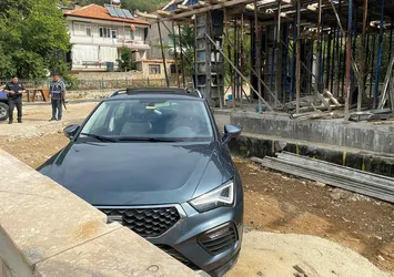 Turistin kiraladığı lüks aracı çaldı! Duvara çarpınca yakalandı