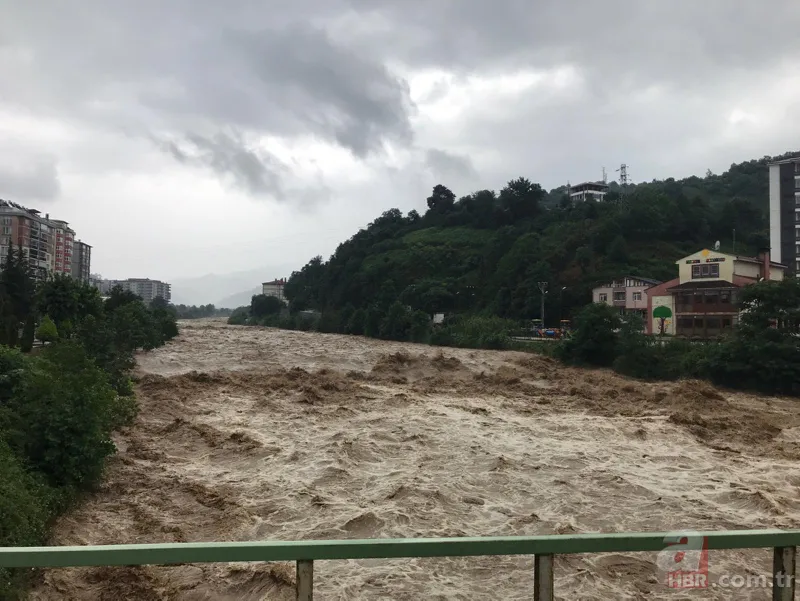 Rize yine sular altında: Dereler taştı yollar kapandı 17