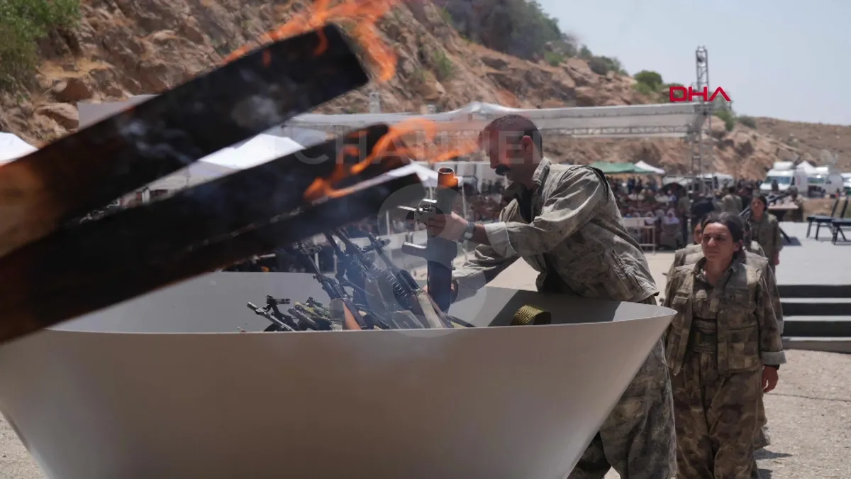 PKK elebaşı Bese Hozat da silahını yaktı