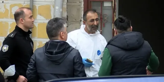 istanbulda-yanan-is-yerinde-elleri-arkadan-baglanmis-erkek-ceseti-bulundu-1711542948574.jpg İstanbul'da yanan iş yerinde elleri arkadan bağlanmış erkek cesedi bulundu - 3