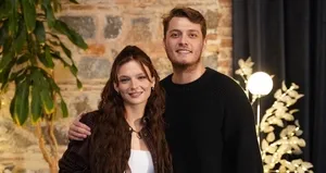 Tam kadro Aynı Yağmur Altında