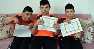 Evde eğitim gören üçüzlerin karne sevinci