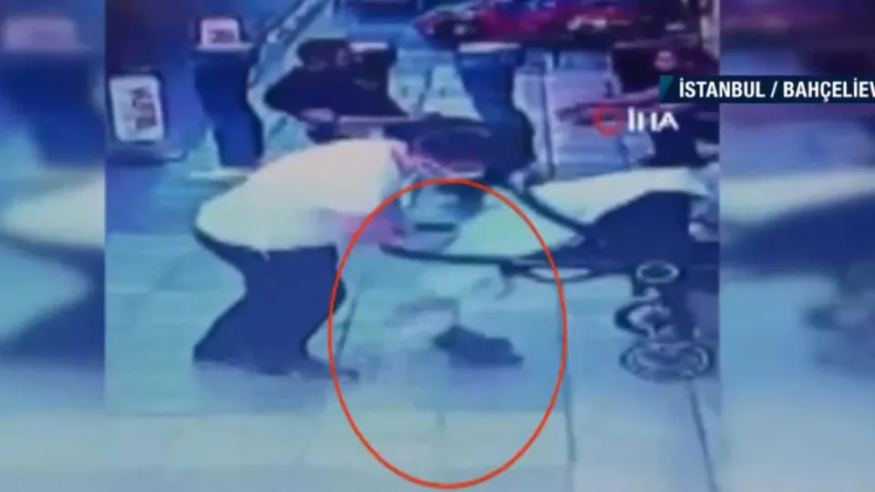 Bebek arabasını sürerken çocuğu düşürdü