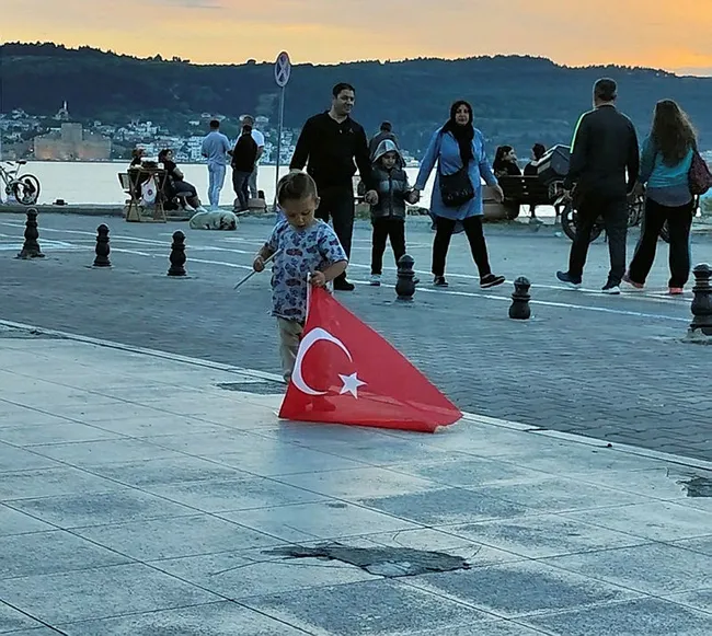 canakkalede-kucuk-cocugun-ic-isitan-bayrak-sevgisi-1656149362396.jpg Çanakkale’de küçük çocuğun iç ısıtan bayrak sevgisi - 2