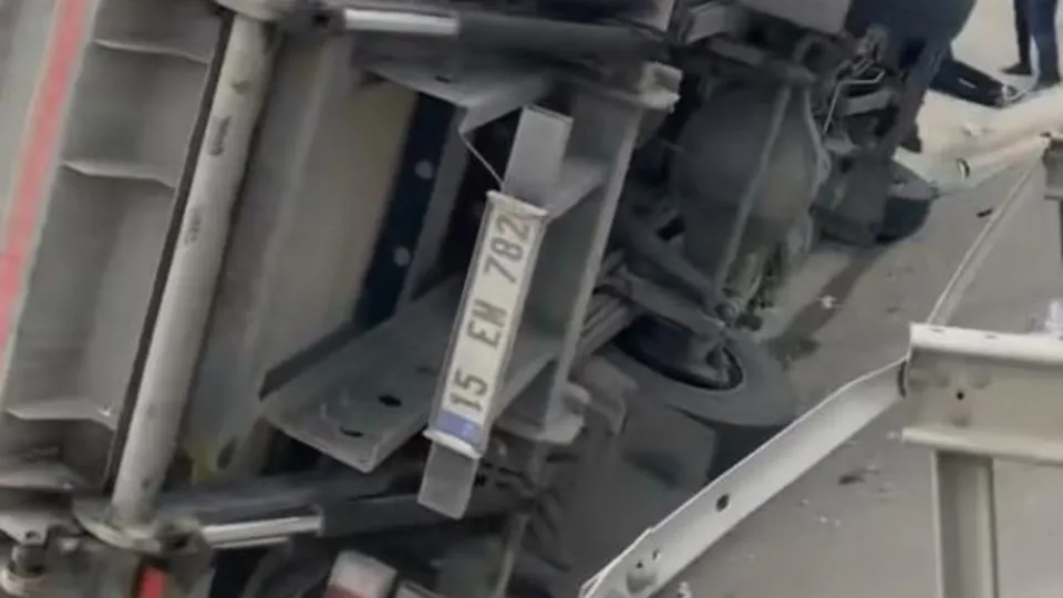 Kamyon devrildi, sürücü yaralandı