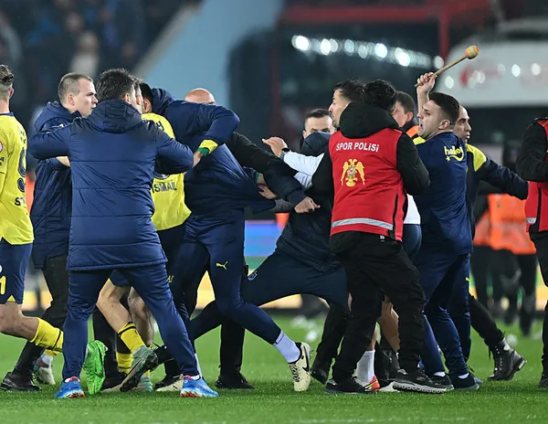 Trabzonspor-Fenerbahçe derbisinde çıkan olaylar nedeniyle çok sayıda kişi gözaltında! İçişleri Bakanı Yerlikaya duyurdu...