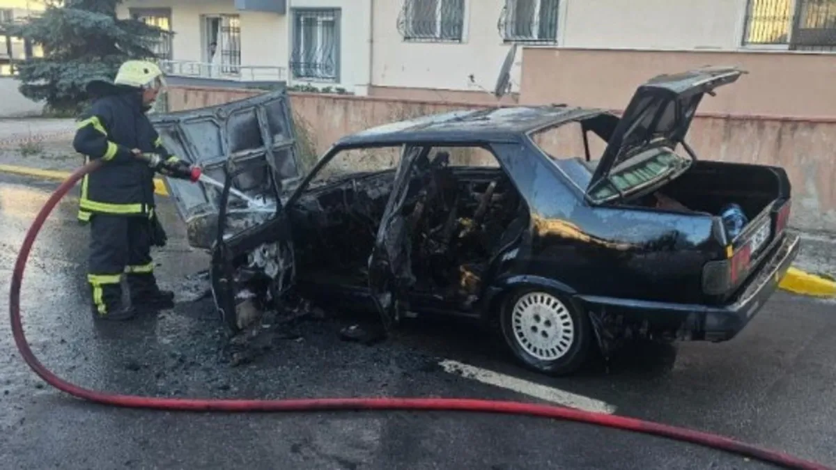 Kocaeli'de panik anlar! Otomobil alev aldı