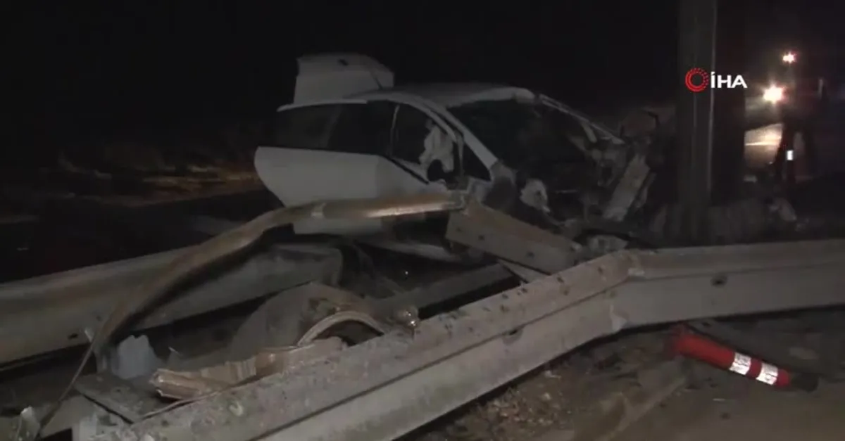 Eskişehir'de korkunç kaza! 190 kilometre hızla direğe girdi aracın motoru 100 metre fırladı