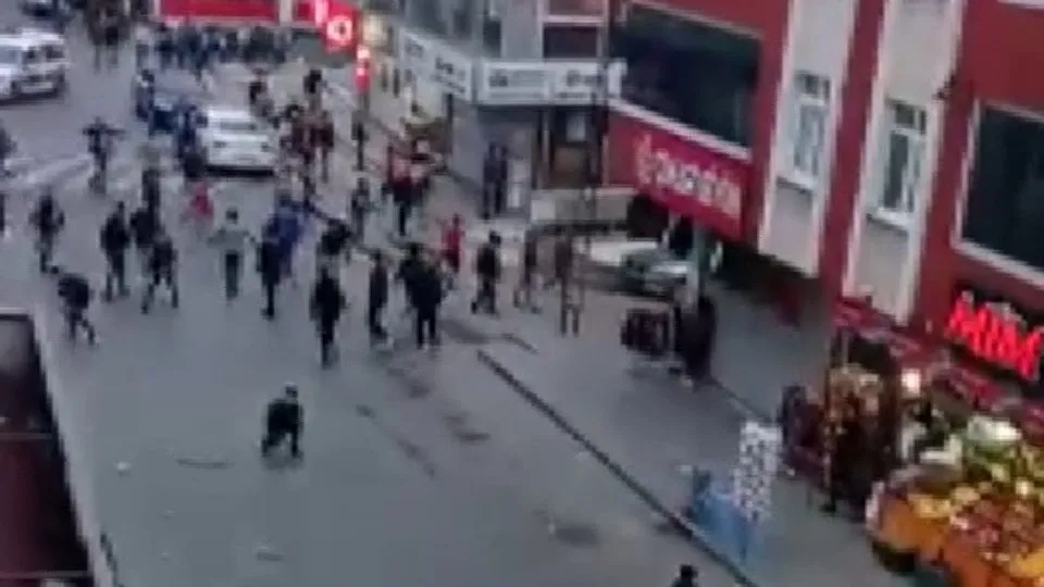 İstanbul Esenyurt’ta meydan savaşı gibi kavga! Sopa-satır-taş...