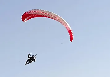 Tırmanış yaptığı Ağrı Dağı'nın zirvesinden paraşütle indi!