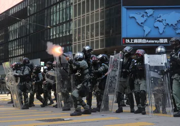 Hong Kong'da polis şiddetini artırdı! Protestoculara gerçek mermi ile müdahale