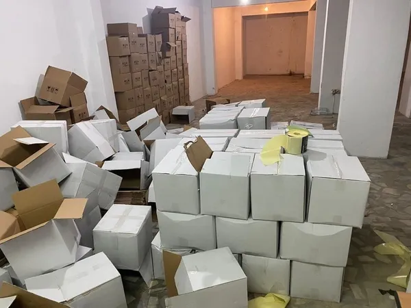 son-dakika-zehir-operasyonu-binlerce-litre-sahte-ve-kacak-icki-ele-gecirildi-1639549738157.jpeg Son dakika: 'Zehir' operasyonu! Binlerce litre sahte ve kaçak içki ele geçirildi - 3