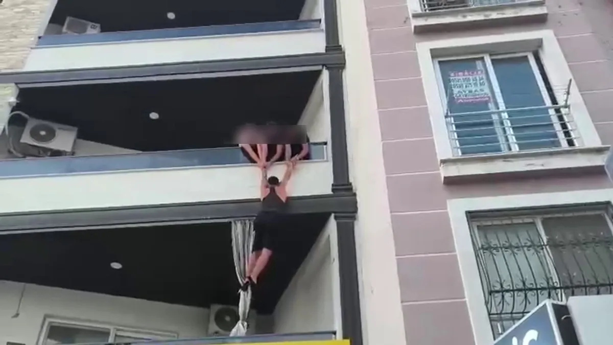 İskenderun’da uyuşturucudan aranan şüpheli, iş yeri kurşunlama operasyonunda balkondan kaçmaya çalışırken yakalandı