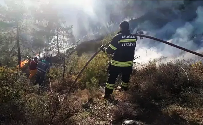 muglada-orman-yangini-ekipler-oraya-kostu-1647710509611.jpg