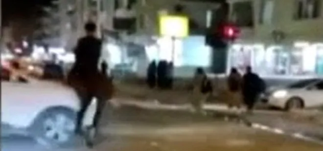 Sosyal medyaya video atmak için atıyla trafiğe çıktı! Kırmızı ışıkta geçince araba çarptı