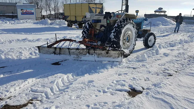 Bitlis’te kar nedeniyle atölyesine gidemeyen demir ustası küreme aracı yaptı - 3