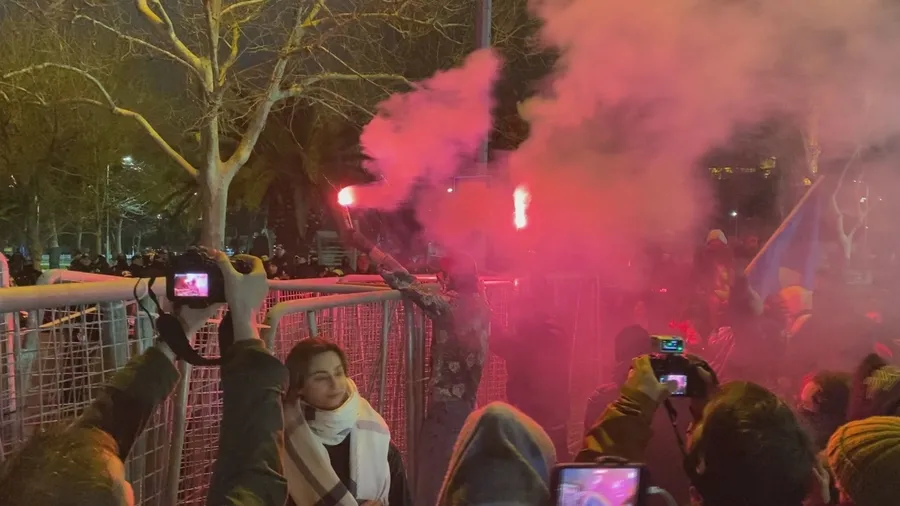 chpnin-sarachanedeki-mitinginde-polis-barikatina-saldiri-2-tutuklama-1773930035206.jpg CHP’nin Saraçhane’deki mitinginde polis barikatına saldırı: 2 tutuklama - 2