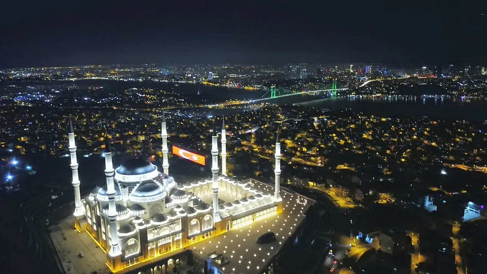 Çamlıca Cami'de ilk ezan okundu