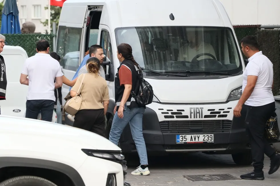 chpde-bitmeyen-talan-duzeni-seferihisar-ve-balcova-belediye-baskanlari-gozaltinda-1782365927214.jpeg CHP'de bitmeyen talan düzeni! Seferihisar ve Balçova belediye başkanları gözaltında | Başkan yardımcısının odasında ruhsatsız tabanca - 1