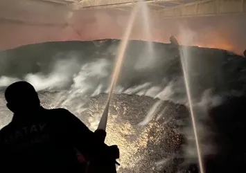 Hatay'da korkutan yangın! Pamuk fabrikasından alevler yükseldi