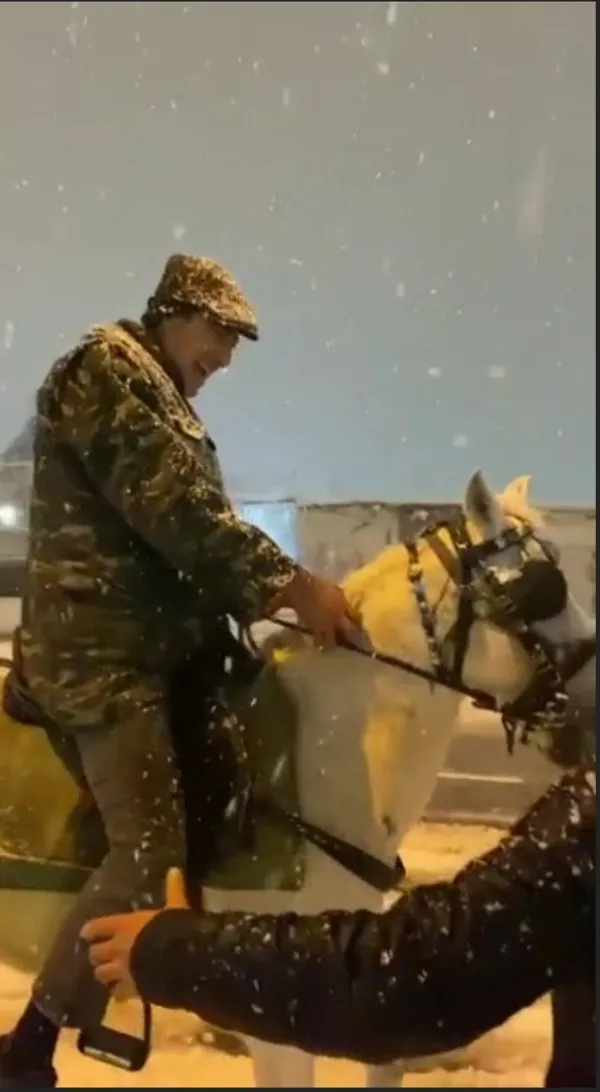 1643117333088.jpg İstanbul'da ilginç görüntü! Yollar kapanınca atla gezmeye çıktı - 1
