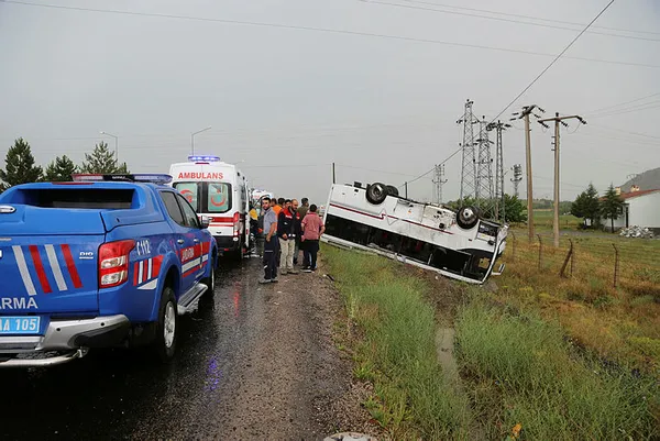Nevşehir'de tur midibüsü ile otomobil çarpıştı: 27 yaralı - 1