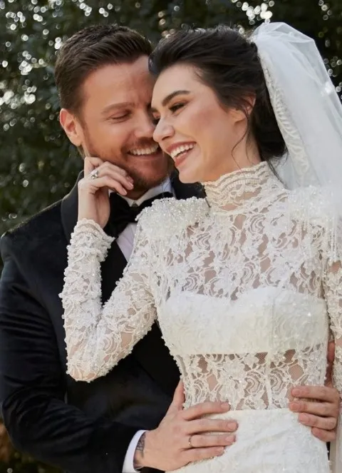 Sinan Akçıl’dan oyuncu eşi Burcu Kıratlı’ya öpüşme yasağı