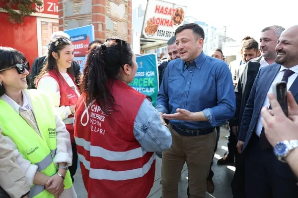 1708602710649.jpg AK Parti İzmir adayı Hamza Dağ ile CHP broşürlerini dağıtan CHP'li gençler arasında güldüren sohbet: Zaten buradasınız - 3