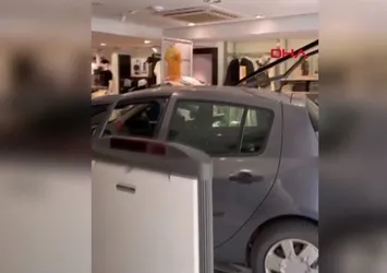 Adana'da otomobil, giyim mağazasına daldı