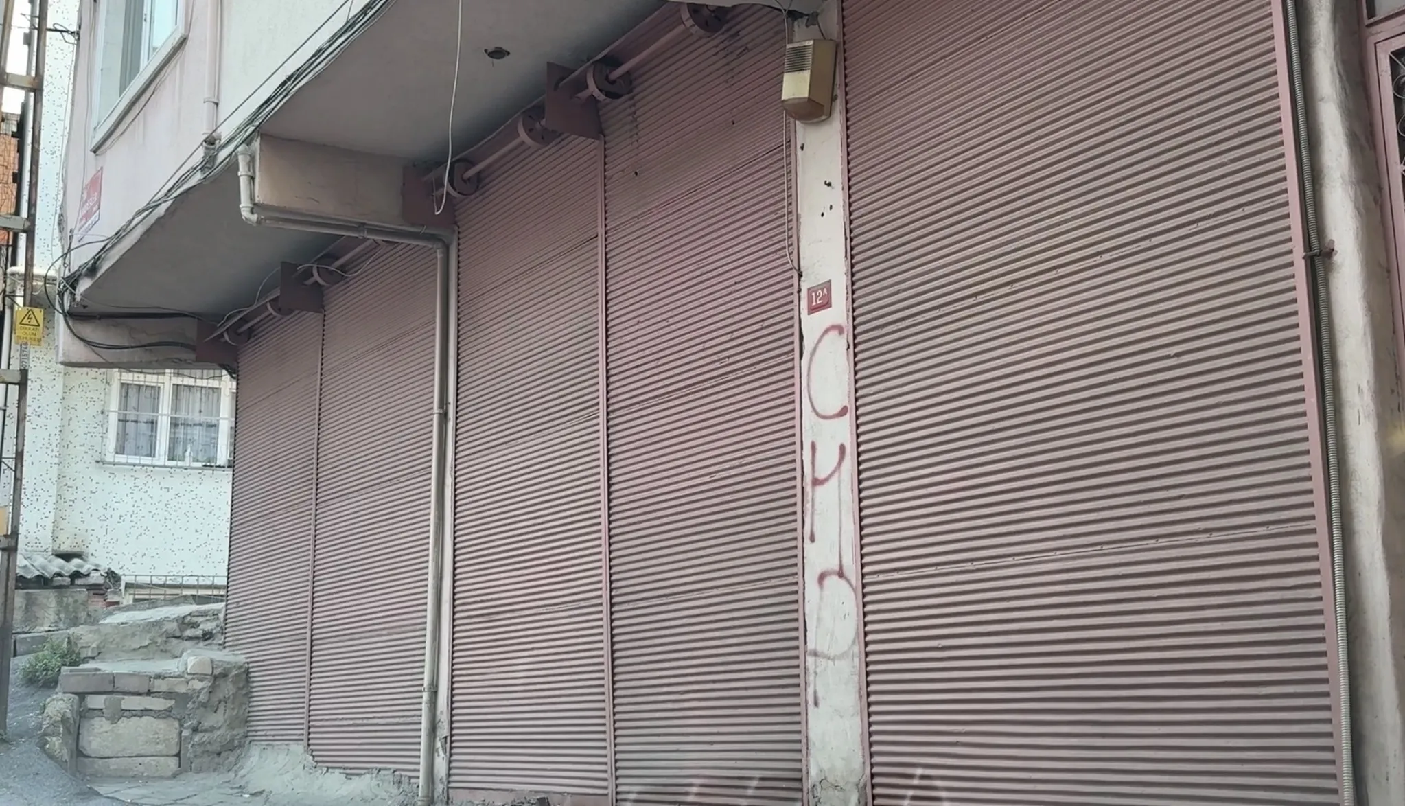 Dehşet dolu anlar! 'Akşam çay içmeye geleceğiz' tehdidiyle ev kurşunladı