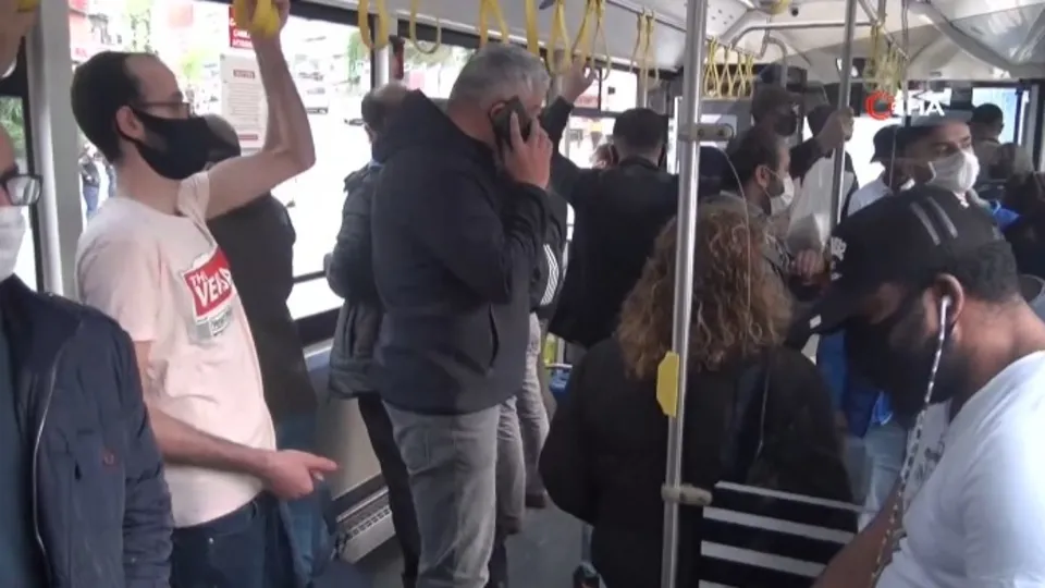 İETT otobüsünde skandal görüntüler! CHP’li İBB tedbirleri ihlal etmeye devam ediyor | Video