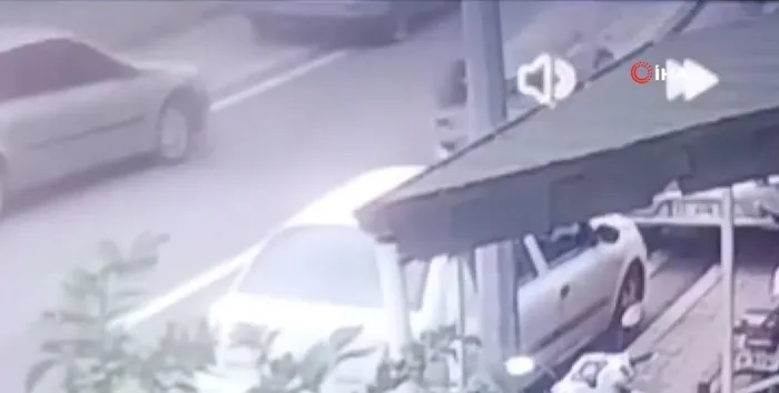 1718690874038.jpeg Hatay'da akılalmaz kaza! Park halindeki araca çarptı ters döndü - 2
