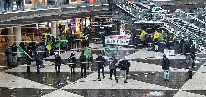 İsveç’te PKK yandaşları cirit atıyor! Pençe-Kılıç Hava Harekatı’nı protesto edip paçavralara sarıldılar