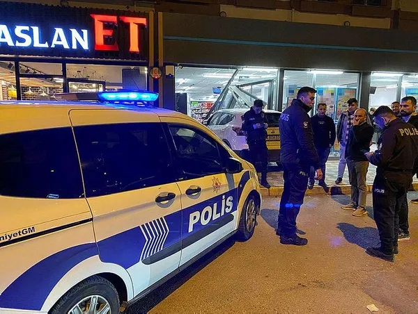 kontrolden-cikti-markete-daldi-yer-istanbul-pendik-1679426504687.jpeg Fren yerine gaza bastı markete daldı! Yer: İstanbul Pendik - 1