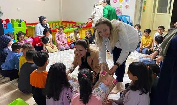 Başkan Erdoğan İzmir Aliağa’daki yetim çocukları sevindirdi! Oyuncalar yüzlerini güldürdü