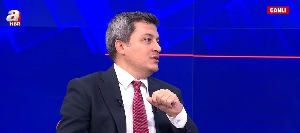turkiyenin-guvenlik-mimarisi-genisliyor-mekkeden-bedire-uzanan-stratejik-hat-1792699585890.jpg Akademisyen Dr. Tolga Sakman, Türkiye'nin Libya'daki diplomatik girişimlerinin doğu ve batı arasındaki diyalogun gelişmesine ve ülkenin iç barışına önemli katkı sağladığını ifade etti (Fotoğraf: ahaber.com.tr / ekran görüntüsü)