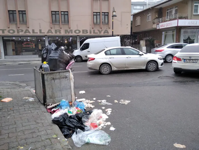 Maltepe’de sokaklarda çöp yığınları oluştu! Vatandaşlar CHP’li belediyeye isyan etti: Bu virüsten daha tehlikeli değil mi?