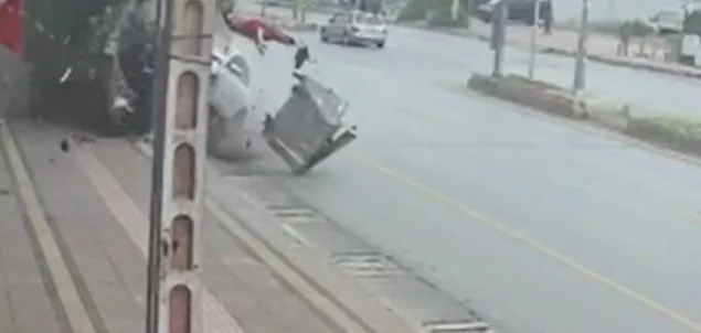 1714573541631.jpg Dehşet veren kaza güvenlik kamerasında! Metrelerce havaya uçtu yolda sürüklendi! Mersin'deki kazada yürek yakan an... - 3
