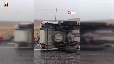 Elazığ’da kaygan yolda kamyonet devrildi