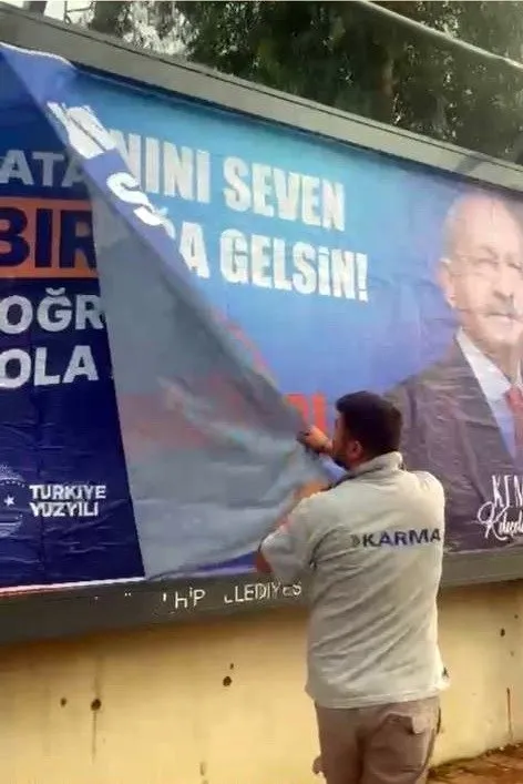 CHP’li Adana Büyükşehir Belediyesi’nde afiş skandalı! Başkan Erdoğan’ın afişlerine çirkin saldırı