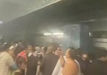 CHP'li İmamoğlu'na vatandaşlardan büyük protesto! Metro istasyonu dumanlarla kaplandı