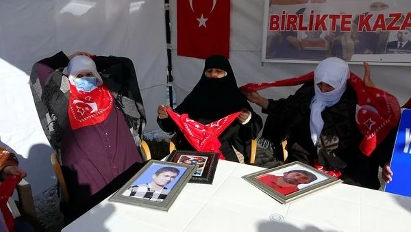 Şehit eşi ‘Yıldız Hemşire’den evlat nöbeti tutan annelere duygulandıran hediye