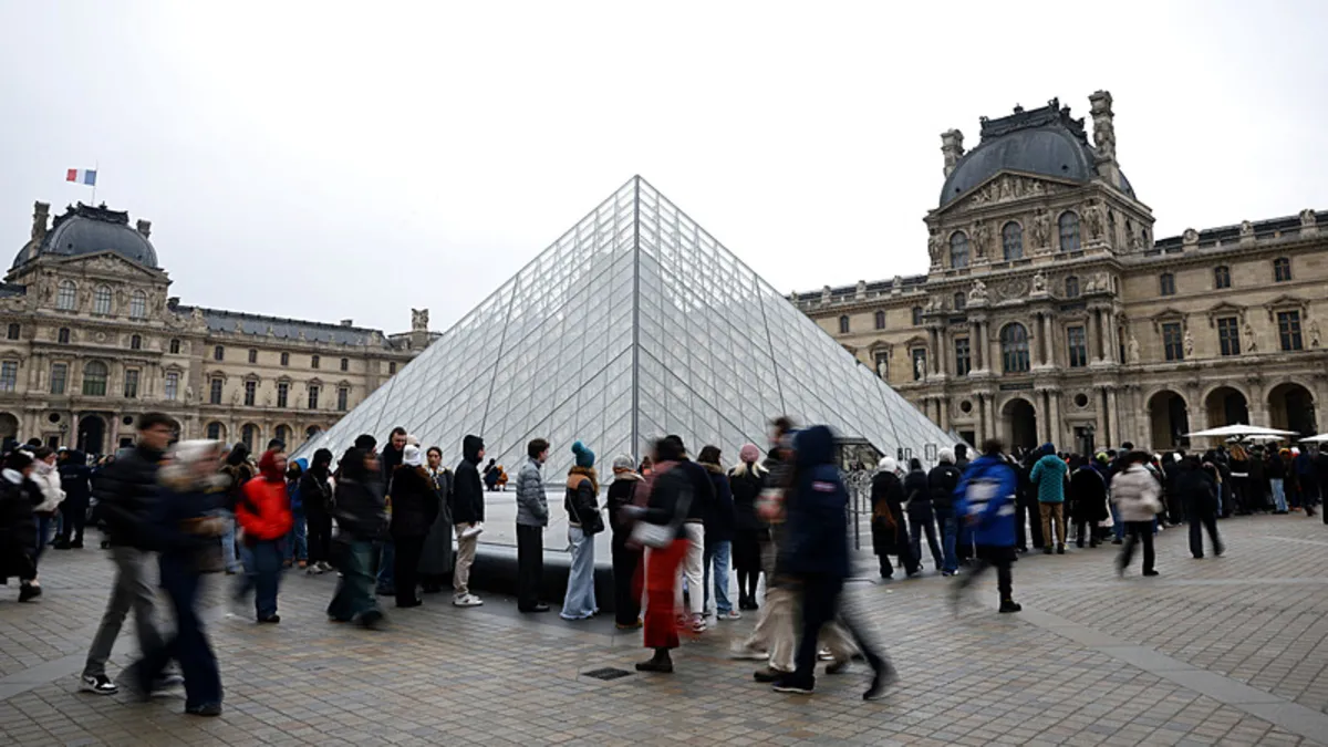 Louvre Müzesi çalışanları yeniden greve gidiyor