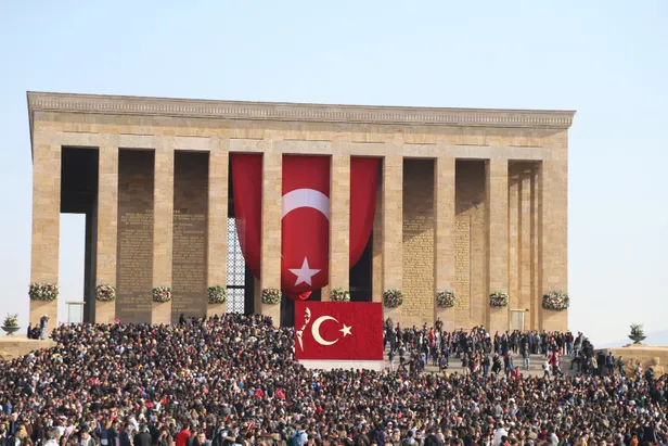 10 Kasım’da okullar tatil mi, ders işlenecek mi? 10 Kasım Atatürk’ü Anma Günü resmi tatil mi? Lise, ortaokul, ilkokul yarın okul var mı yok mu, tam gün mü?