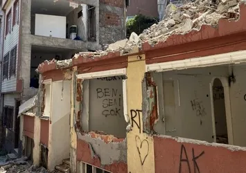 Bir garip olay: Fatih’te 3 ev duvarsız kaldı!