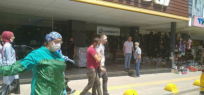 Kocaeli’de akılalmaz olay! Maske takmasını isteyen mağaza müdürüne saldırdı - 1