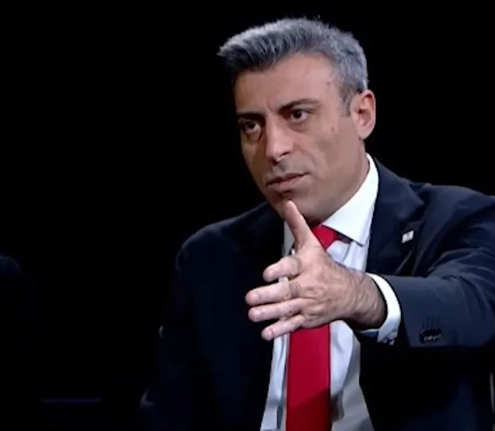 Yenilik Partisi Genel Başkanı Öztürk Yılmaz: CHP 15 Temmuz’u önceden biliyordu dedi ve 14’üncü katı işaret etti