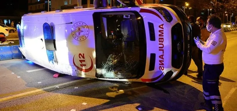 Ambulans ile taksi çarpıştı! Devrilip 100 metre sürüklendi