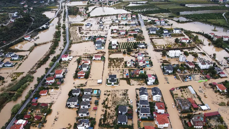 Muğla'da sağanak hayatı felç etti! Dalaman'da dere taştı, evler sular altında kaldı 4