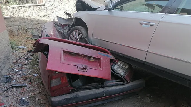 Otomobile ve yayaya çarpıp otomobilin üzerine böyle uçtu - 2